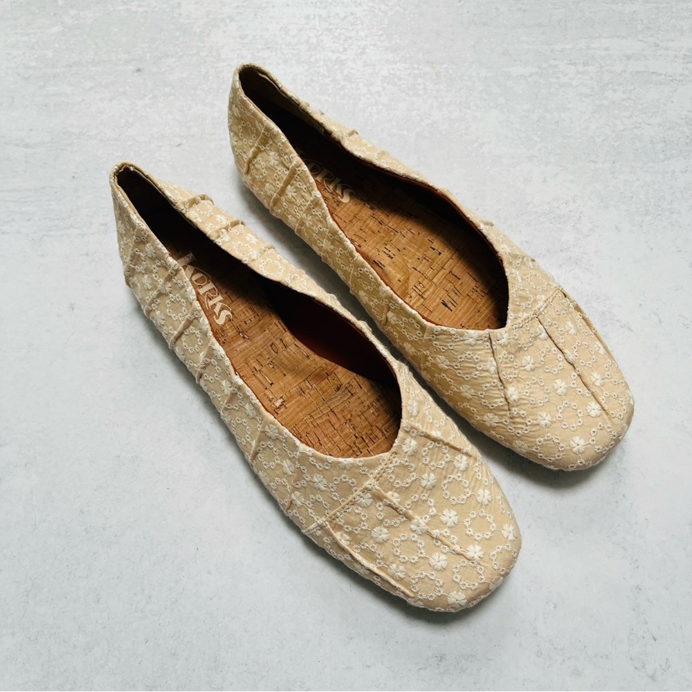 Korks Embroidered Flats 11